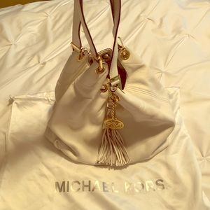 Michael Kors white leather purse in amazing cond.